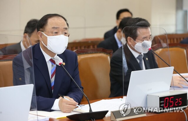 ▲ 국회 기획재정위원회의 전체회의에 출석해 답변하는 홍남기 경제부총리 겸 기획재정부 장관.ⓒ연합뉴스