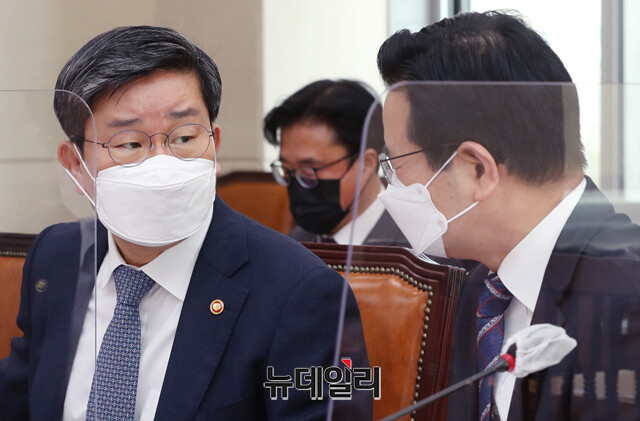 ▲ 전해철(왼쪽) 행정안전부장관. ⓒ뉴데일리 DB