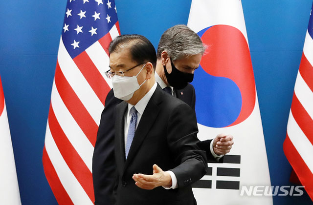 ▲ 악수한 뒤 자리로 향하는 정의용 외교부 장관과 토니 블링컨 미국 국무장관. ⓒ뉴시스. 무단전재 및 재배포 금지.
