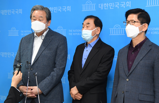▲ 김무성·이재오 국민의힘 전직 의원과 김문수 전 경기도지사가 18일 오후 국회 소통관에서 기자회견을 열고 