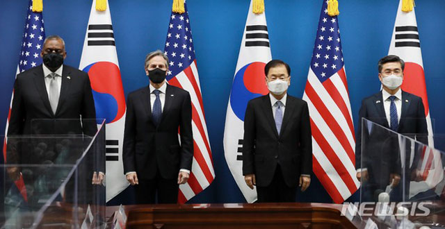 ▲ 한미 외교·국방 회담(2+2회담)을 위해 나란히 선 양국 장관들. 왼쪽부터 로이드 오스틴 미국 국방장관, 토니 블링컨 미국 국무장관, 정의용 한국 외교장관, 서욱 한국 국방장관. ⓒ뉴시스. 무단전재 및 재배포 금지.
