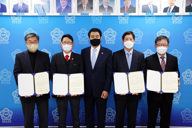 ▲ 칠곡군의회(의장 장세학)는 지난 17일 의장실에서 제272회 임시회에서 선임된 ‘2020회계연도 결산검사위원’에게 위촉장을 수여했다.ⓒ칠곡군의회