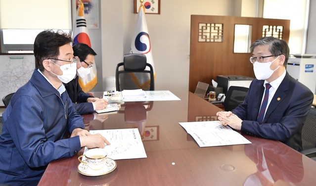 ▲ 이철우 경북도지사(왼쪽)는 18일 변창흠 국토교통부 장관과 면담을 하고 경상북도의 철도·도로분야 현안사업을 강력히 건의했다.ⓒ경북도