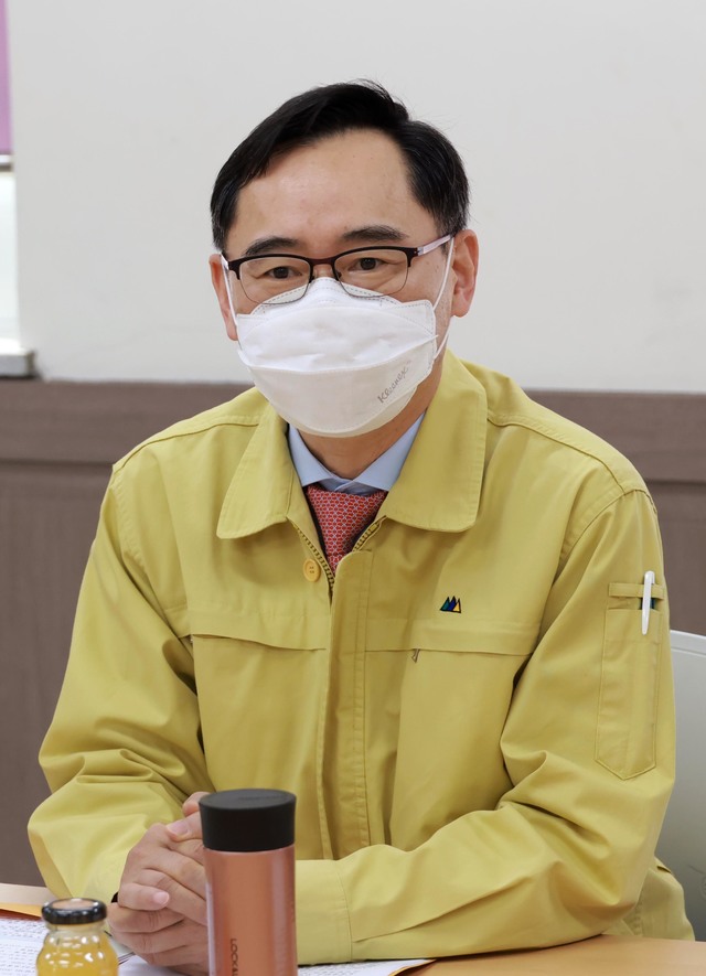 ▲ 정종철 교육부 차관이 18일  '2021학년도 학교 운영현황 점검 결과 및 향후 지원계획'을 발표하면서 여름방학 안에 고3 학생과 담당 교사들이 코로나19 백신 접종을 할 수 있도록 추진하겠다고 밝혔다. 사진은 정 차관이 지난 15일 충북 청주 오송중학교를 방문해 관계자들과 간담회를 하고 있는 모습. ⓒ뉴시스