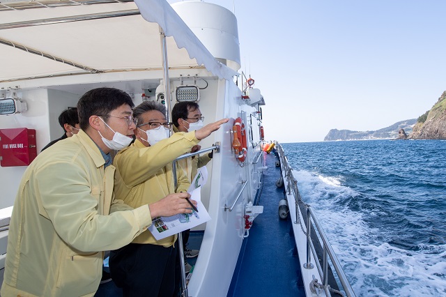 ▲ 김병수 군수가 주요 사업장을 방문해 현장 점검하고 있다.ⓒ울릉군