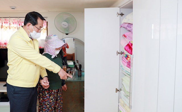 ▲ 전찬걸 군수는 ‘기성면 시니어 한계 극복 프로젝트’ 사업의 일환으로 개인 맞춤형 붙박이장을 설치한 가정을 방문했다.ⓒ울진군