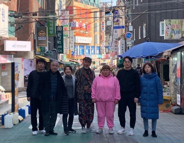 ▲ 연극 '양갈래머리와 아이엠에프' 출연진.ⓒ무브온