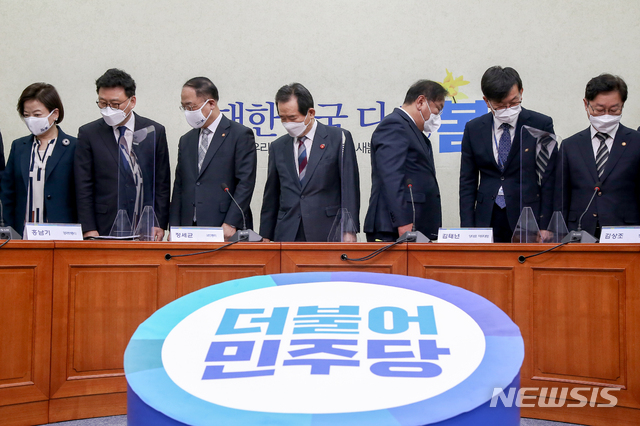 ▲ 정세균 국무총리, 더불어민주당 김태년 당대표 직무대행, 홍남기 경제부총리 겸 기획재정부 장관을 비롯한 참석자들이 19일 서울 여의도 국회에서 열린 부동산 투기 근절 대책 등을 위한 고위당정협의회에서 기념촬영 후 자리로 향하고 있다. ⓒ뉴시스