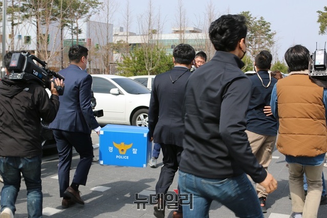 ▲ 세종시 연서면 스마트 국가산업단지 예정지 투기 의혹을 수사 중인 경찰이 19일 오전 세종시청 경제산업국 산업입지과 등 4곳을 압수수색 하고 압수물품을 들고 나오고 있다.ⓒ이길표 기자
