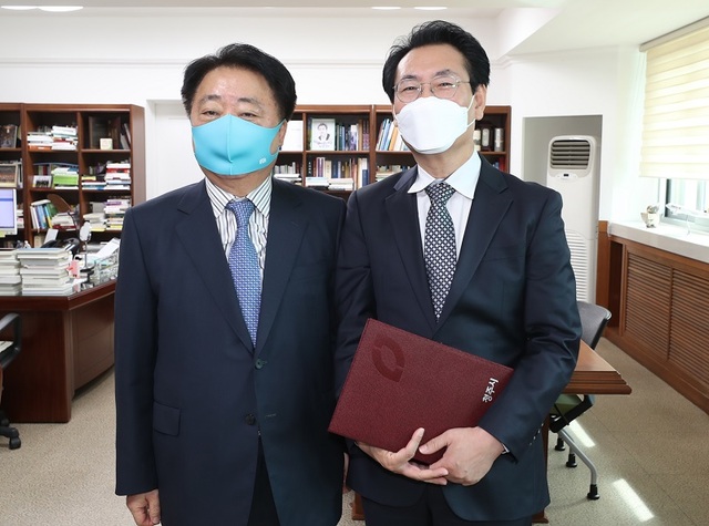 ▲ 한범덕 청주시장이 차영희 예술감독에게 재위촉 임명장을 준 뒤 기념촬영을 하고 있다.ⓒ청주시