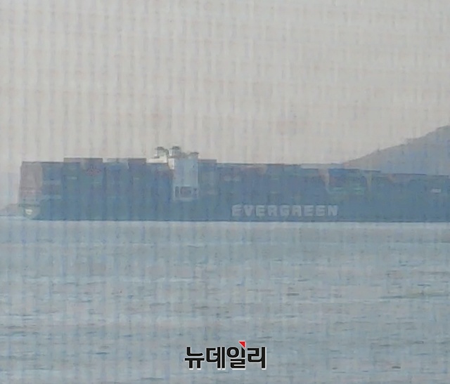 ▲ 16일 오전 안개가 짙게 낀 가덕도 앞 바다에 컨테이너를 가득 실은 화물선이 지나가고 있다. ⓒ뉴데일리 DB