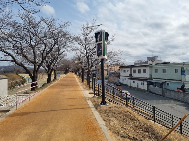 ▲ 경북 영주시(시장 장욱현)는 19일 대기질 정보를 한눈에 볼 수 있는 ‘미세먼지 신호등’을 제1가흥교, 영주교, 술바위교 등 3곳에 설치했다.ⓒ영주시