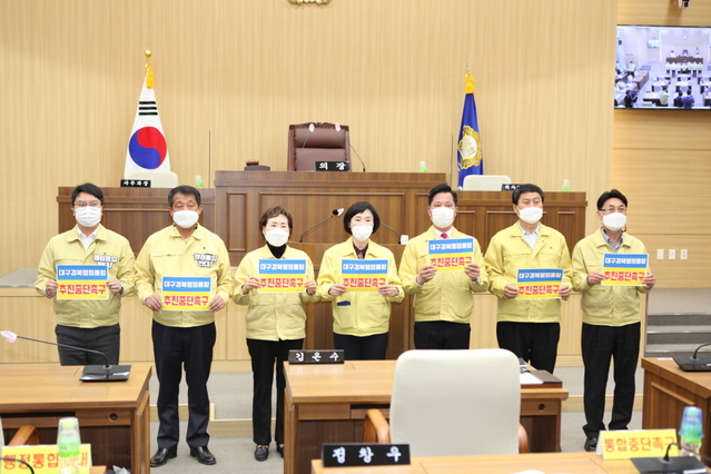 ▲ 예천군의회(의장 김은수)는 19일 11시 본회의장에서 제244회 예천군의회 임시회를 열고 대구·경북 행정통합 추진 중단 촉구 건의안을 채택했다.ⓒ예천군의회