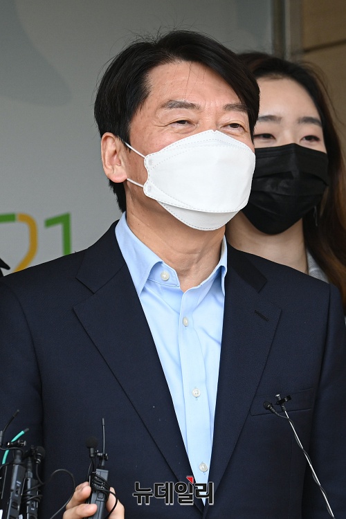 ▲ 19일 오후 서울 종로구 중앙선거관리위원회에 후보 등록을 마치고 나온 안철수 국민의당 서울시장 후보. ⓒ권창회 기자