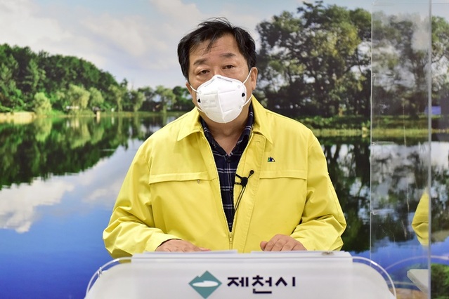 ▲ 이상천 제천시장이 20일 온라인 브리핑을 통해 코로나19 발생 상황에 대해 브리핑을 하고 있다.ⓒ제천시