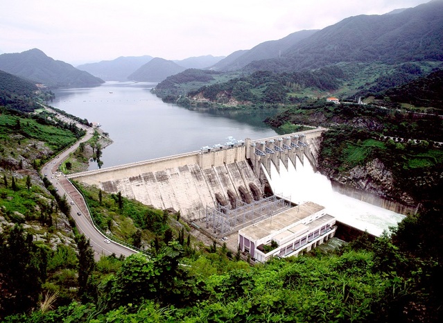 ▲ 1986년에 준공된 총 저수량 27억 5000만 톤의 국내 최대 규모의 콘크리트 중력댐인 충주댐.ⓒ충주시