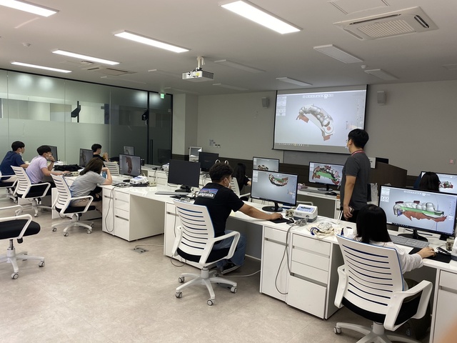 ▲ 대구보건대학교(총장 남성희)는 고용노동부 한국산업인력공단에서 주관하는 청해진(청년해외진출)대학 사업에 6년 연속 선정되는 쾌거를 이뤘다. 사진은 대구보건대 치기공 전문가 연수과정 수업 장면.ⓒ대구보건대