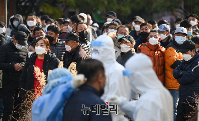 ▲ 18일 오전 서울 구로구 구로역 광장에 마련된 임시선별검사소에서 외국인을 비롯한 시민들이 검사를 받기 위해 줄을 서있다.  ⓒ권창회 기자