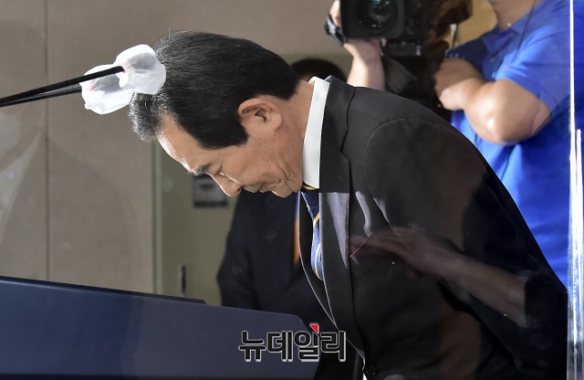 ▲ 정세균 국무총리가 11일 오후 열린 LH 신도시 투기 1차 전수조사 브리핑 전 고개숙여 인사하고 있다. ⓒ권창회 기자