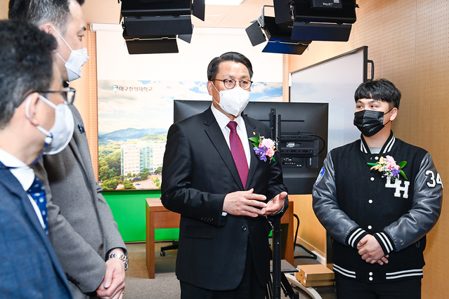 ▲ 대구한의대학교(총장 변창훈) 원격교육지원센터는 지난 15일 학술정보관 6층에서 비대면 교육 활성화를 위한 ‘DHU 꿈이룸 스튜디오 개소식’을 가졌다.ⓒ대구한의대