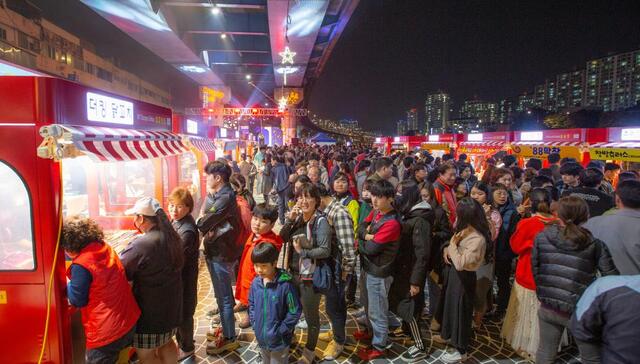 ▲ 대구시와 대구전통시장진흥재단은 코로나19로 지쳐있는 시민과 관광객을 맞이하기 위해 대구 대표 관광명소인 서문야시장과 대구 중심을 관통하는 신천 강변의 별빛관광 칠성야시장에서 열정과 꿈을 가진 신입 매대운영자를 모집한다.ⓒ대구시