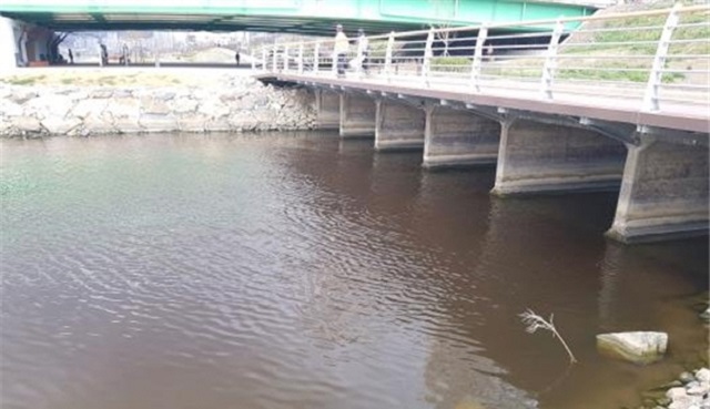 ▲ 포항시는 형산강 유강대교에서 형산대교까지 간헐적 적조 발생 지역을 우선으로 시료를 채취·분석 의뢰했다.ⓒ포항시