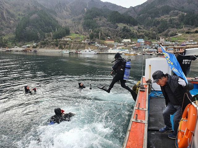 ▲ 울릉군은 2021년 항포구 수중정화사업을 본격 시행했다.ⓒ울릉군