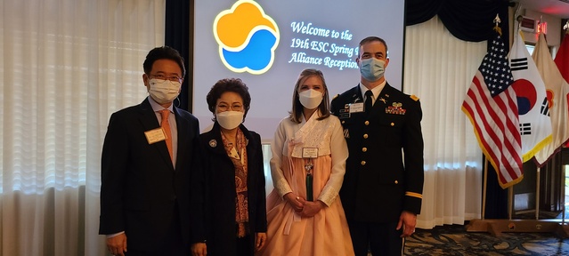 ▲ 이철우 도지사(왼쪽)는 20일 美 19지원사령부를 방문해 한미연합훈련의 노고를 격려하고 향후 대구·경북 지역과의 협력지원체계 구축 방안에 관해 논의했다.ⓒ경북도