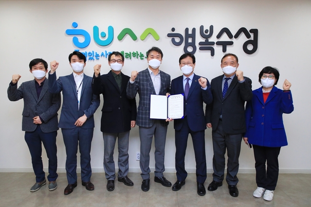 ▲ 대구 수성구는 지난 19일 수성구청에서 수성구의사회와 코로나19 백신 예방접종센터 운영을 위한 업무협약(MOU)을 체결한 후 기념촬영하고 있다.ⓒ수성구