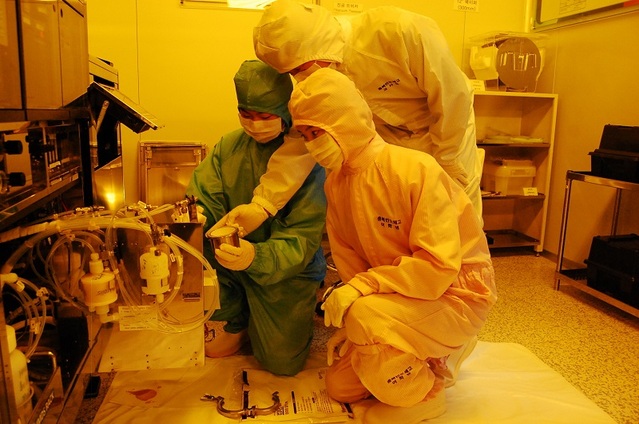 ▲ 포토(Photo)공정에서 사용되는 트랙(Trak)장비에 대한 실습.ⓒ충북도교육청