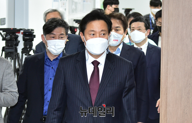 ▲ 지난 19일 오후 국회 소통관에서 '안철수 국민의당 후보와의 단일화 관련' 기자회견을 하기 위해 입장하는 오세훈 국민의힘 서울시장 후보. ⓒ이종현 기자