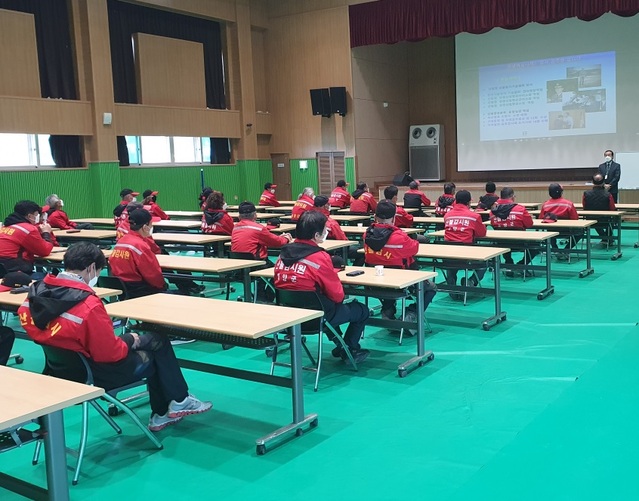 ▲ 영양군(군수 오도창)은 2월 1일~5월 15일 봄철 산불조심기간 동안 산불예방 및 초동진화를 위하여 산불전문예방진화대를 3개 조 31명을 운영하고 있으며, 읍면 산불감시원 76명을 선발하여 산불예방 홍보 및 소각 단속에 총력을 기울이고 있다.ⓒ영양군