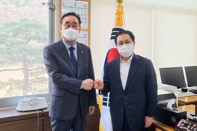 ▲ 장세용 구미시장(왼쪽)은 지난 19일 청와대를 방문해 유영민 비서실장, 최재성 정무수석 등을 면담하고 지역의 주요 현안사업을 건의했다.ⓒ구미시