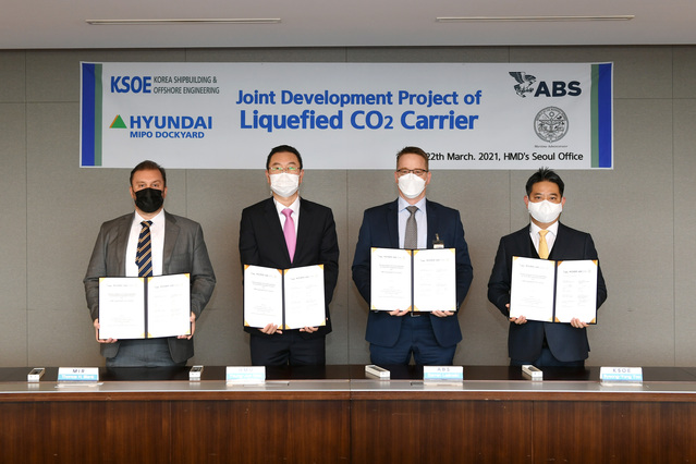 ▲ 현대미포조선, 한국조선해양, 미국 선급, 마셜아일랜드 기국 관계자가 액화 이산화탄소운반선 공동개발을 위한 업무협약(MOU)을 체결한 후 기념 촬영을 하고 있다. 왼쪽부터 마셜아일랜드 기국 토마스 블렝크 위원, 현대미포조선 남영준 전무, ABS 대런 레스코스키 부사장, 한국조선해양 유병용 상무