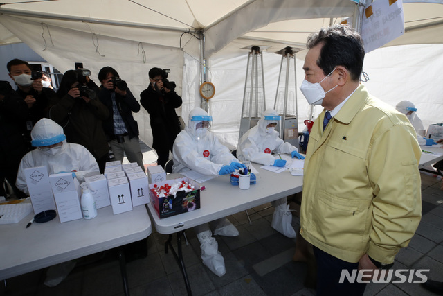 ▲ 정세균 국무총리가 22일 오후 서울 구로구 구로역 광장에 설치된 코로나19 임시선별검사소를 찾아 방역현장 점검을 하고 있다. ⓒ뉴시스