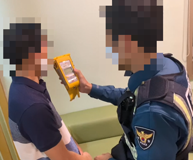 ▲ 지난해 10월 9일 충북 청주 한 산부인과에서 쌍둥이를 가진 30대 산모의 제왕절개 수술을 한 주치의 C모씨의 음주 여부를 가리기 위해 경찰이 음주 측정을 하고 있다.ⓒ피해자 제공