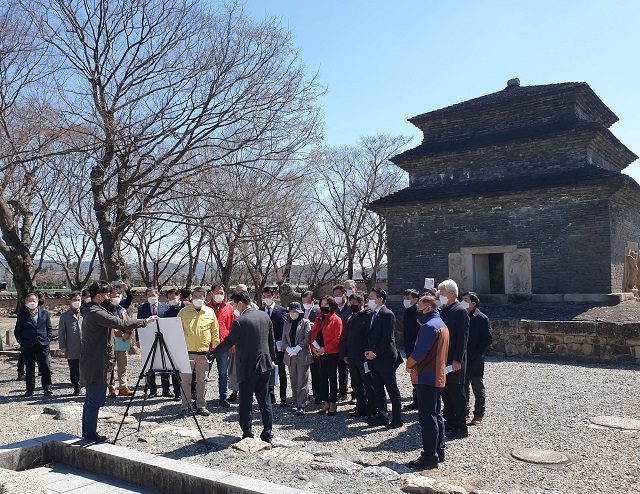 ▲ 경주시의회 서호대 의장 외 의원 일동은 황룡사지와 동궁과 월지 등 신라왕경 핵심유적 복원·정비 현장을 탐방했다.ⓒ경주시의회