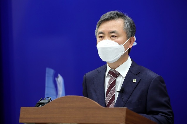 ▲ 김장회 충북도 행정부지사가 22일 도청에서 공무원 불법투기와 관련해 브리핑을 하고 있다.ⓒ충북도