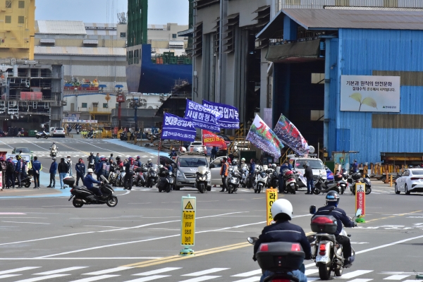 ▲ 지난 19일 울산 현대중공업 노조 조합원들이 오토바이로 경적시위를 벌이고 있다ⓒ현대중공업 노조