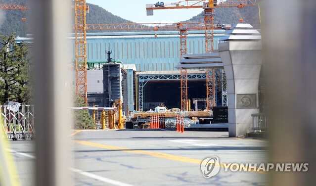 ▲ 코로나19 확진자 대거 발생으로 조업을 중단한 경남 거제시 대우조선해양 사업장ⓒ연합뉴스