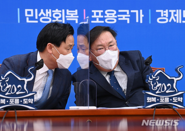 ▲ 김태년 더불어민주당 원내대표가 23일 오전 국회에서 열린 원내대책회의에서 모두 발언 후 김영진 원내수석부대표로부터 야권 단일화 소식을 전해 듣고 있다. ⓒ뉴시스