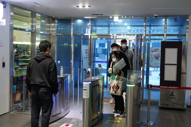 ▲ 젬마관 출입구에 AI 방역출입 통제 시스템을 설치한 장면.ⓒ수성대