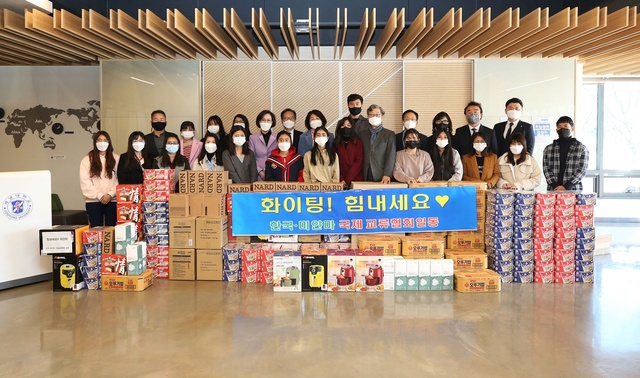 ▲ 한국-미얀마 교류협회가 계명대 미얀마 유학생들을 위해 격려물품을 전달했다.ⓒ계명대