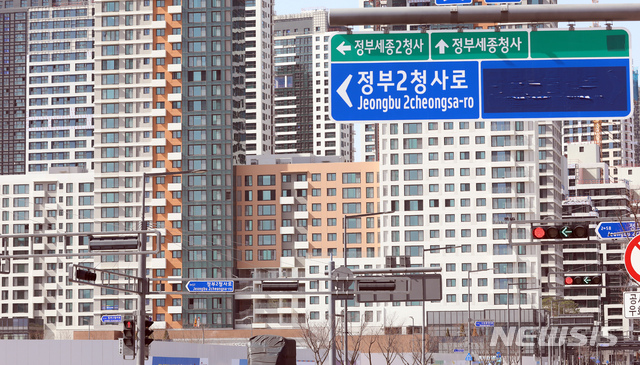 ▲ 올해 전국 공동주택 공시가격이 14년 만에 최고 상승률을 기록했다. 17개 시·도 중 세종시 공동주택 공시가격은 무려 70.68% 올라 전국 최고치를 기록했다. 지난 16일 정부세종청사를 중심으로 아파트들이 빼곡히 들어서 있다. ⓒ뉴시스