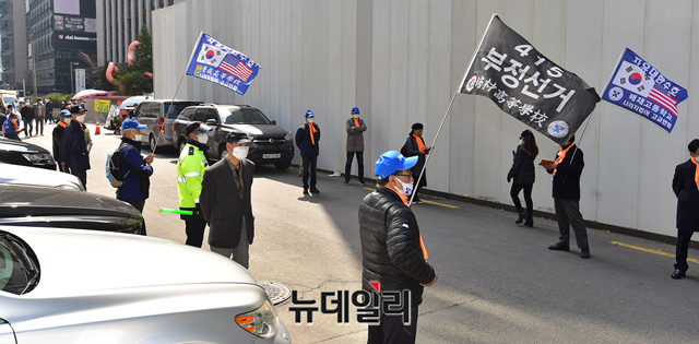 ▲ 나라지킴이고교연합 회원들이 23일 오전 서울 여의도 더불어민주당 당사 앞에서 