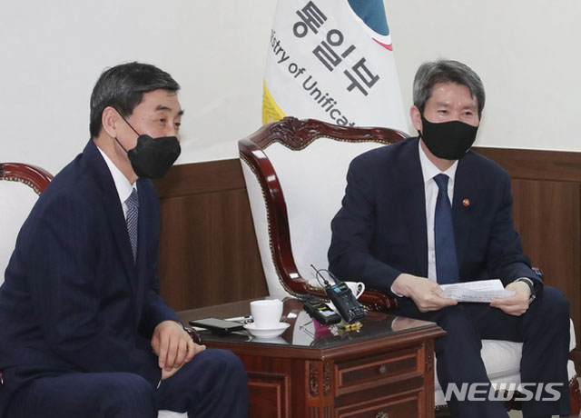 ▲ 이종걸 민화협 대표상임의장과 이인영 통일부 장관은 지난 22일 만나 민간차원의 인도적 대북지원 허용에 대해 이야기를 나눴다. ⓒ뉴시스. 무단전재 및 재배포 금지.