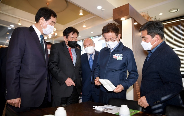 ▲ 이철우 경상북도지사는 경북안심식당 조기 확산을 위해 ‘새바람 행복버스 민생현장’에서 한국외식업중앙회 경상북도지회(지회장 이재석)와 함께 범도민 캠페인에 참여해 안심식당 동참을 적극 홍보했다.ⓒ경북도