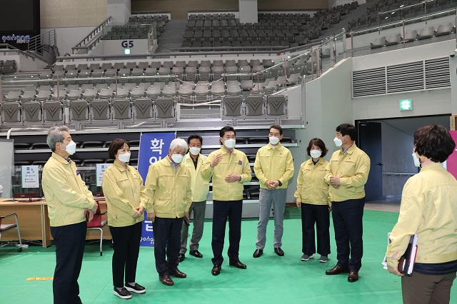 ▲ 포항시의회(정해종 의장) 의장단 및 상임위원장단 등은 코로나19 백신 남구지역 예방접종센터(포항체육관)를 방문했다.ⓒ포항시의회