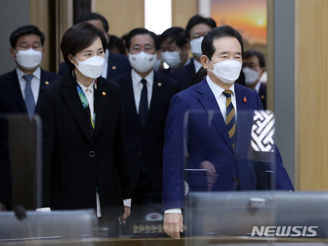 ▲ 23일 열린 국무회의에서 사립대학 총장·재단 이사장·상근이사의 업무추진비 사용 현황을 매년 공시하는 내용 등이 담긴  '교육 관련 기관의 정보공개에 관한 특례법 시행령' 일부 개정안을 심의·의결했다. 사진은 정세균 국무총리와 유은혜 사회부총리 겸 교육부 장관이 23일 오전 정부세종청사에서 열린 국무회의에 입장하는 모습. ⓒ뉴시스