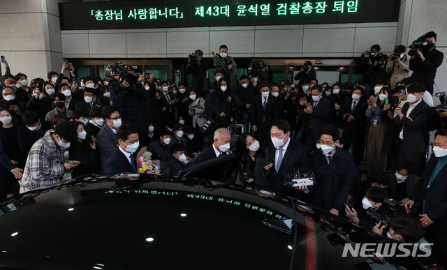 ▲ 지난 4일 윤석열 당시 검찰총장이 사의를 표명한 뒤 서울 서초구 대검찰청을 떠나고 있다.ⓒ뉴시스